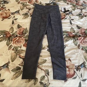 NWT Onzie leggings grey camo Jacquard size M/L